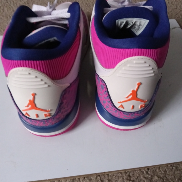 $63 jordan 3 retro barely grape size 5.5Y - Picture 3 of 4